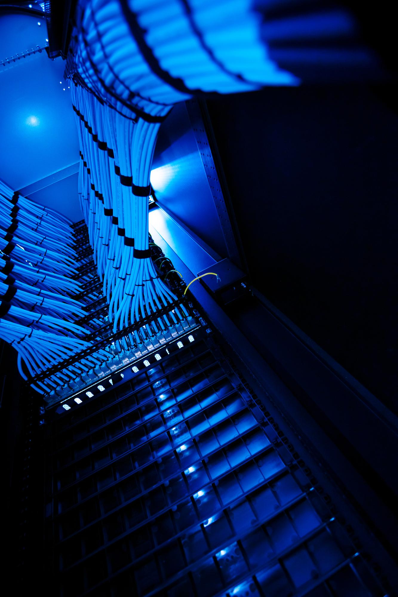 Structured network cabling installation for mission critical data centre infrastructure and technical commissioning